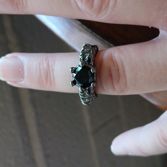 *SALE* New Classic Winged Skull Black Sapphire Solitaire Gold Ring. - Picture 3 of 5